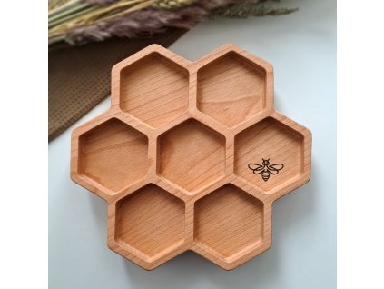 Dřevěný talířek Včelí plástev – přírodní elegance