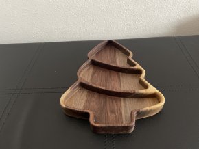 drevená miska v tvare stromčeka