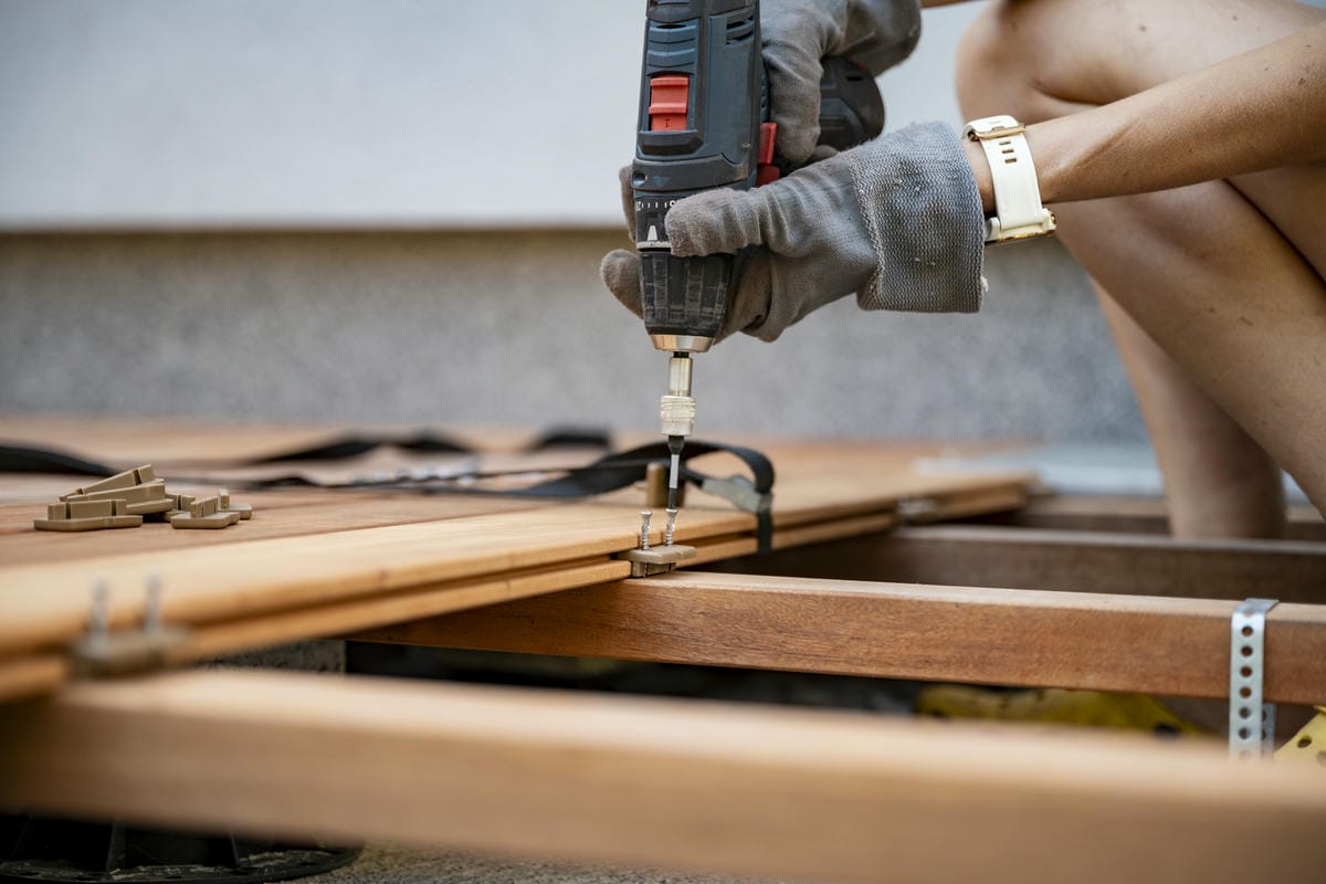 Prečo sú nerezové skrutky jediná voľba pre dub a smrekovec?