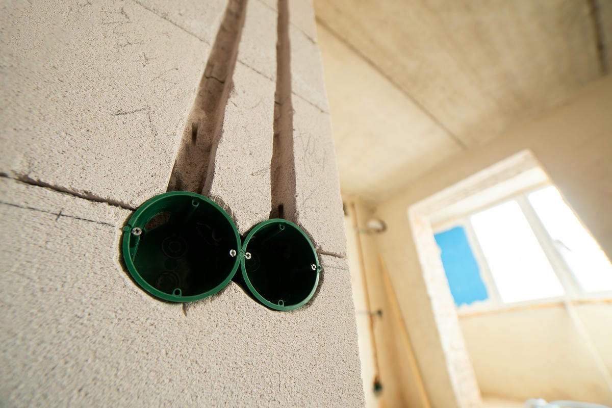 Natĺkacie hmoždinky SM: Prečo ich používajú elektrikári