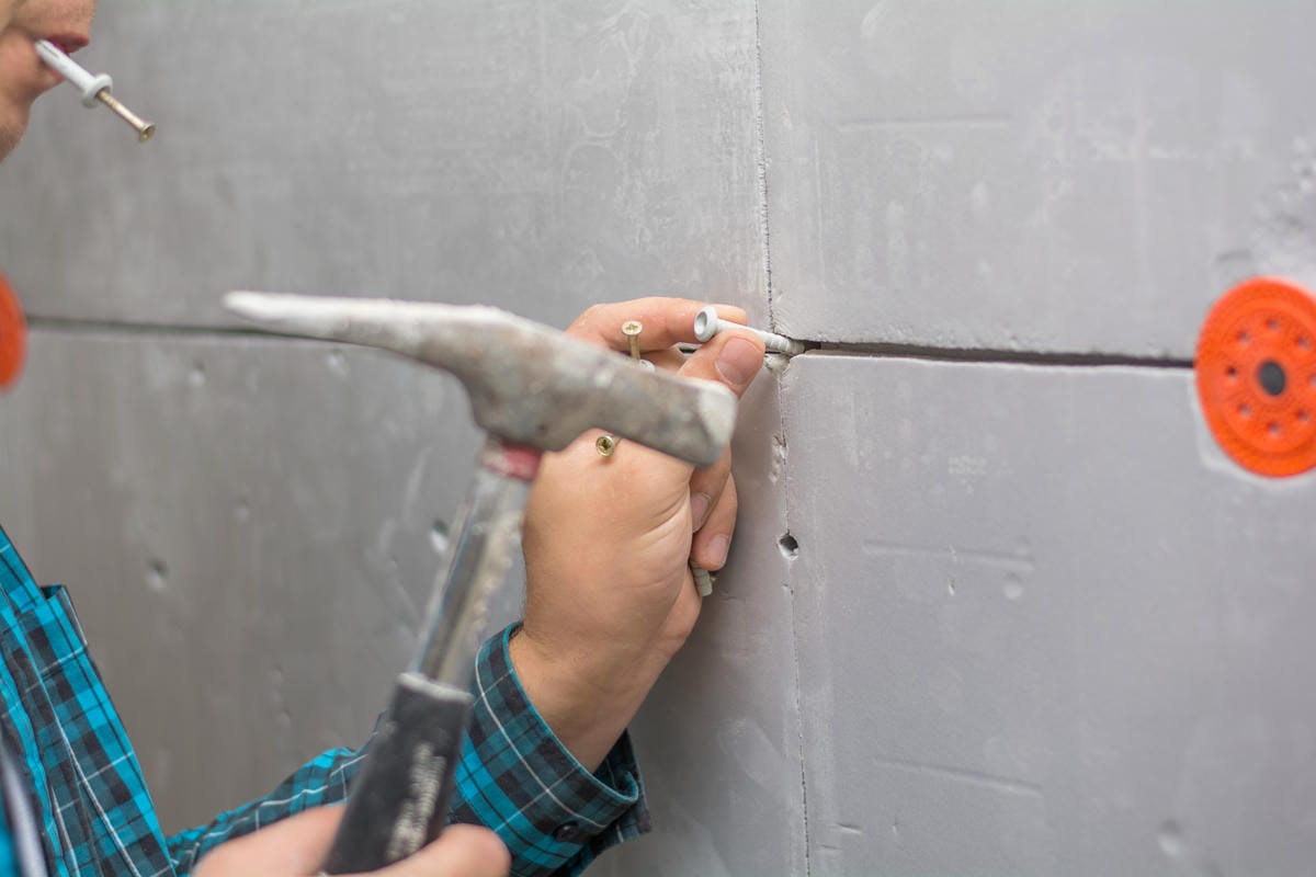 Hmoždinka sa točí naprázdno: ako zistiť, či je problém v diere, stene alebo vo výbere