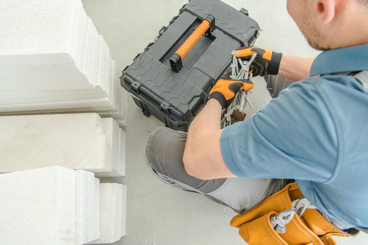 Rámové hmoždinky – výber a montáž (Drevospoj)