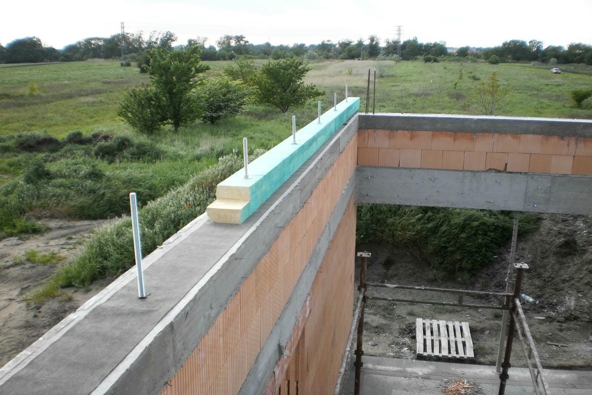Detail kotvenia drevenej pomúrnice do betónového venca pomocou závitovej tyče M16 a chemickej kotvy, kľúčový spoj pre stabilitu strechy.