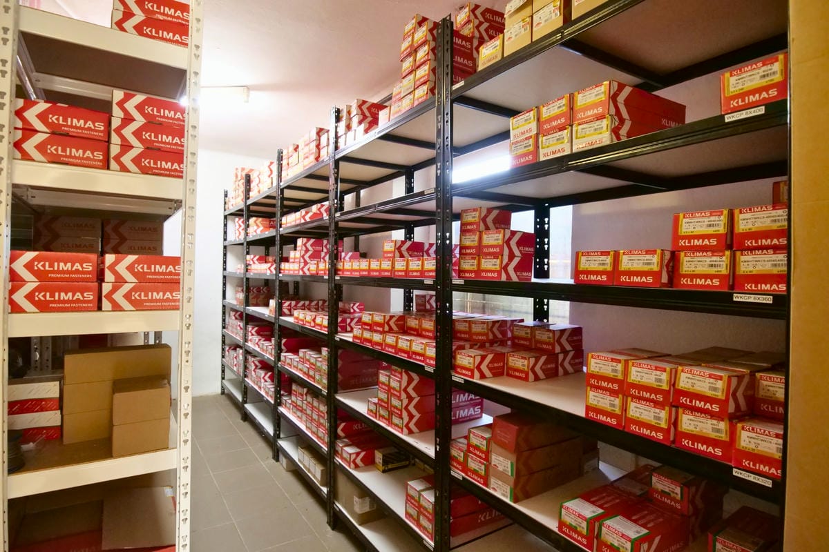 Sklad Drevospoj – regály s baleniami skrutiek a materiálov