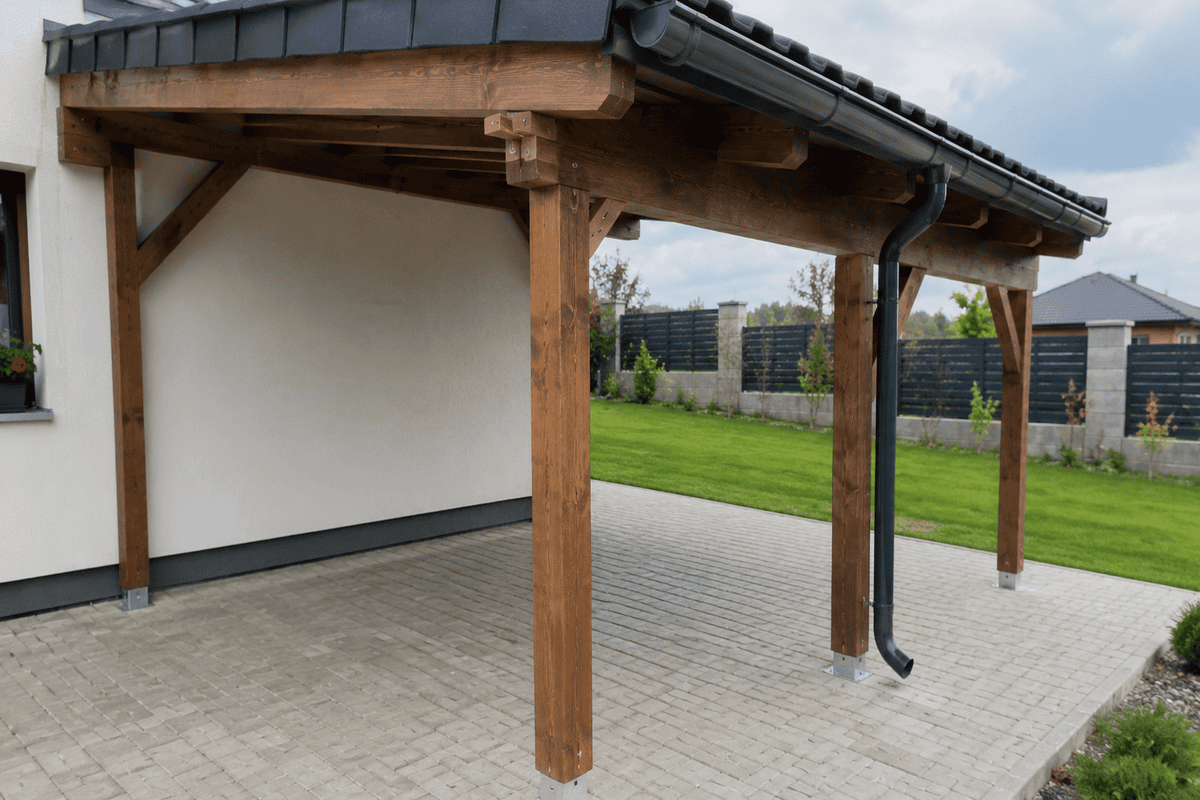 Drevená pergola s oceľovými pätkami a kotvením stĺpov