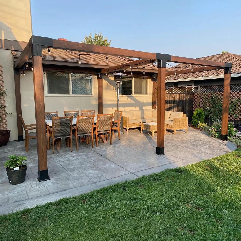 Hotová drevená pergola postavená svojpomocne s použitím čiernych kovových spojok