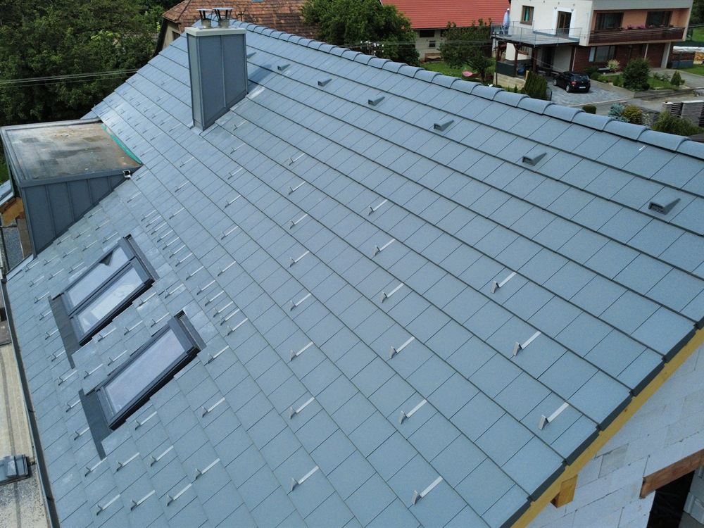 Novostavba so sivou strechou a strešnými oknami, pohľad z dronu