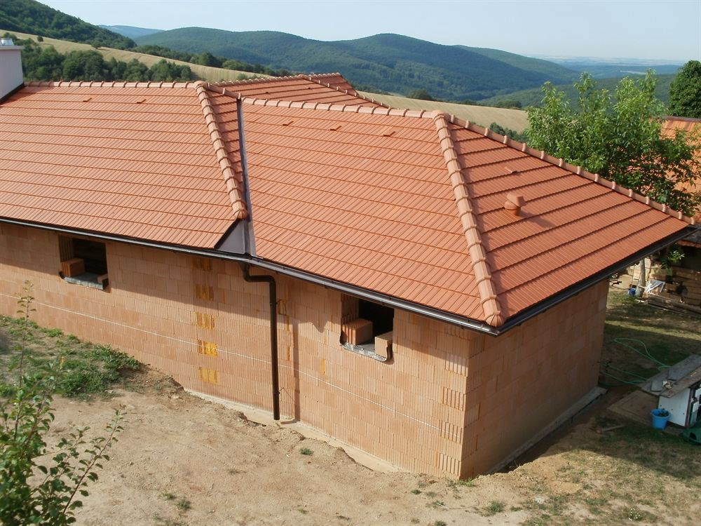 Červená keramická strecha valbového tvaru na novostavbe