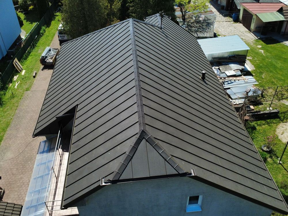 Tmavá plechová strecha so štítom, pohľad z dronu