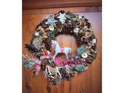 Přírodní vánoční věnec s dřevěným koníkem – průměr 35 cm