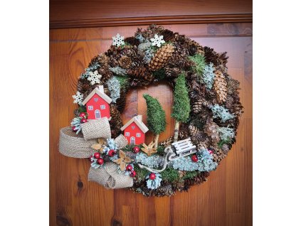 Vánoční přírodní věnec s mini domečky – průměr 35 cm