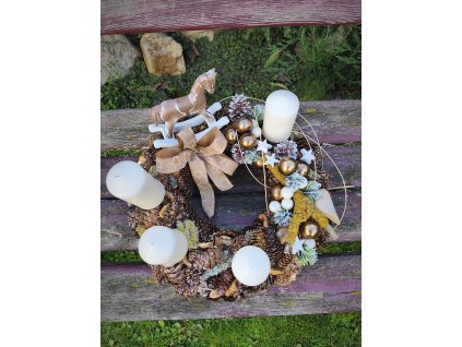 Adventní věnec s dřevěným koníkem – průměr 35 cm