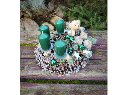 Adventní věnec se zelenými svíčkami a medvídkem – průměr 25 cm