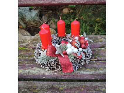 Adventní věnec s červenými svíčkami – průměr 25 cm
