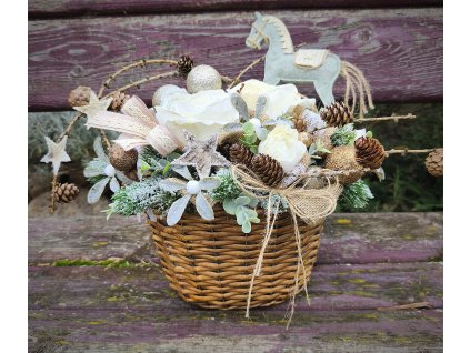 Zimní dekorace v proutěném košíku s koníkem