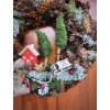 Vánoční přírodní věnec s mini domečky – průměr 35 cm