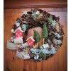 Vánoční přírodní věnec s mini domečky – průměr 35 cm