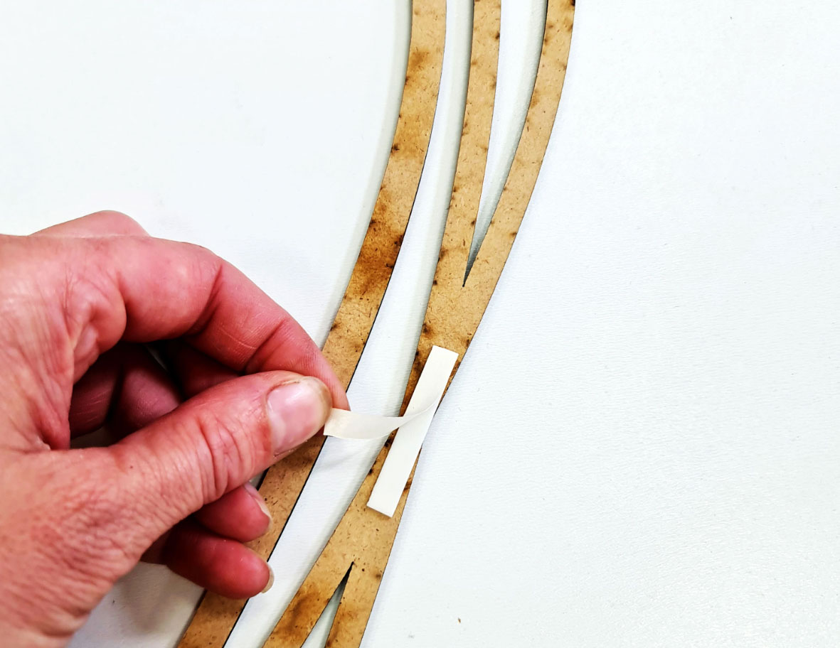 Jak nalepit dřevěné dekorace na zeď