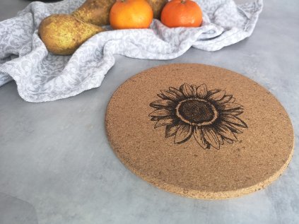 korkova podlozka pod hrnec do kuchyne pro maminku darek rucni tvorba vpalovani do dreva gravirovani slunecnice Drewomila