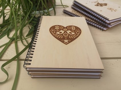 Dřevěný zápisník s laserovým gravírováním – SRDCE A5 čistý