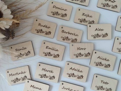 drevene menovky ornament