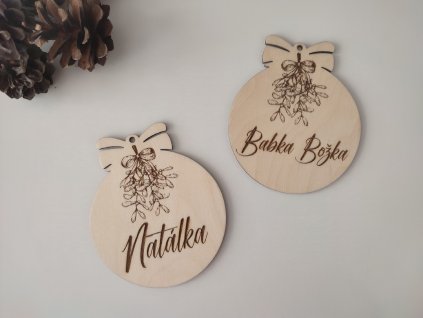 Drevené vianočné ozdoby - vianočná guľa s menom, imelo