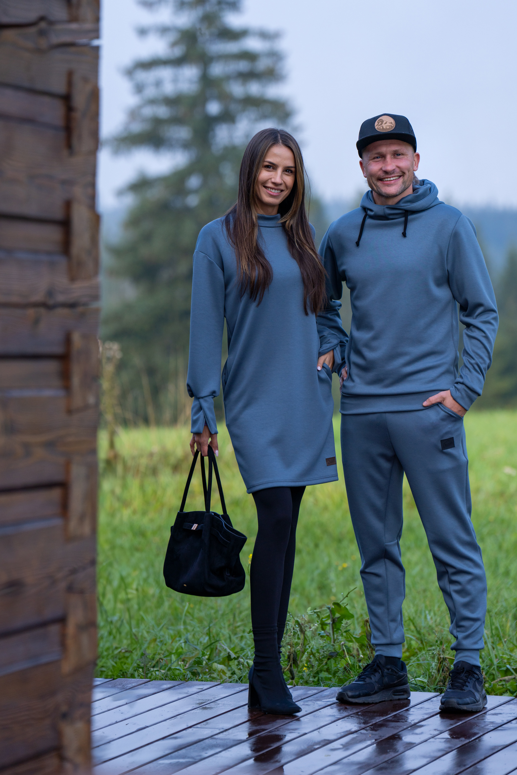 Sportovně elegantní outfit Drexiss ve Steel Blue s dámskými šaty Breeze, pánskou mikinou CALM a pánskými kalhotami BASE