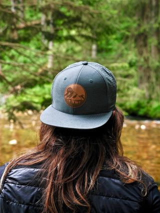 🌲SNAP Unisex kšiltovka s rovným kšiltem, perforovanými panely a originální nášivkou @drexiss s motivem hor....