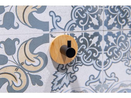 vesak na stenu na nalepeni 3m kov cerna barva bambus