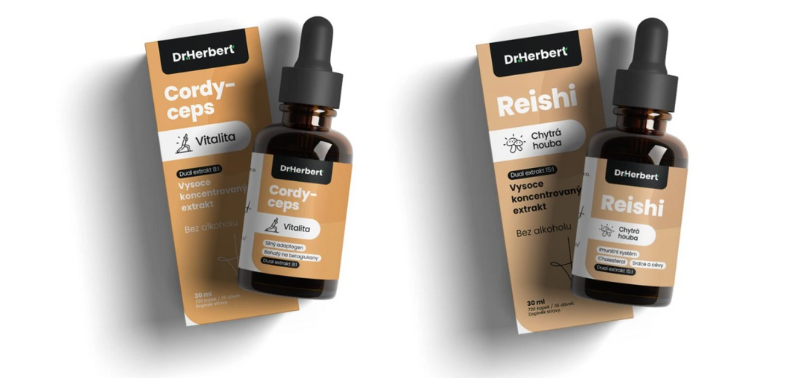 Na fotografii jsou kapky Cordyceps a Reishi Dr. Herbert v hnědých lahvičkách s pipetou a obaly. Produkty představují kombinaci Cordyceps vs Reishi – dvě vitální houby podporující imunitu, energii a regeneraci organismu.