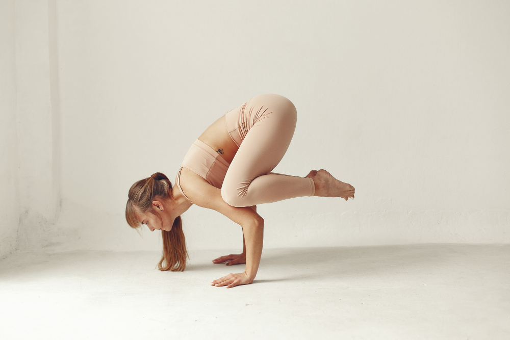 jóga-pozice-bakasana-pro-rovnováhu-sílu-a-harmonii-těla-a-mysli