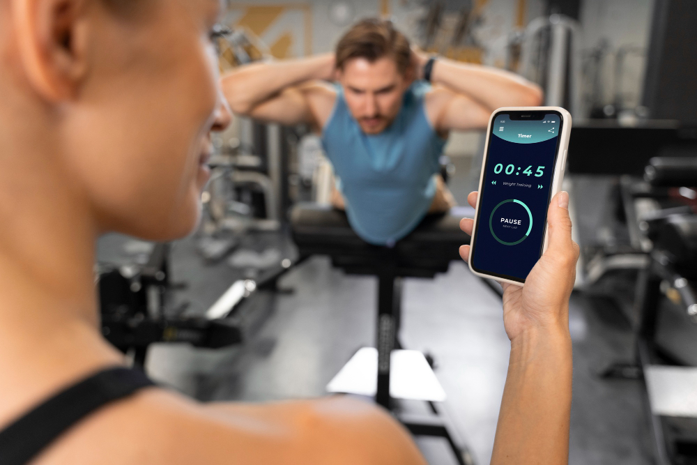 trenink-s-pouzitim-fitness-aplikace-na-telefonu-cviceni-v-posilovne
