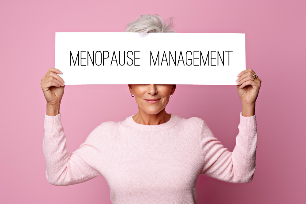zvladani-menopauzy-zena-drzici-napis