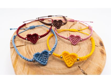 Drhaný macrame náramek SRDCE