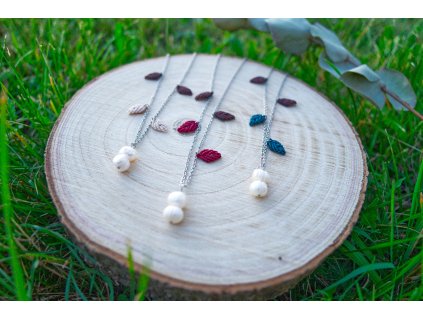 náhrdelník s listy a perlou