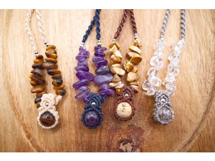 Amulet s minerálními úlomky