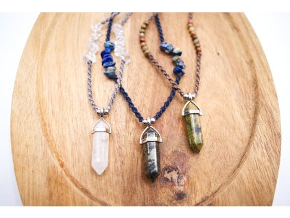 Amulet s minerálním hranolem