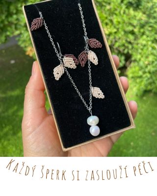 💫Každý Macrame šperk si zaslouží péči: 🧵 Ruční drhání Každý kus vzniká pomalu, uzlík po uzlíku. Ruční práce má svůj rytmus...
