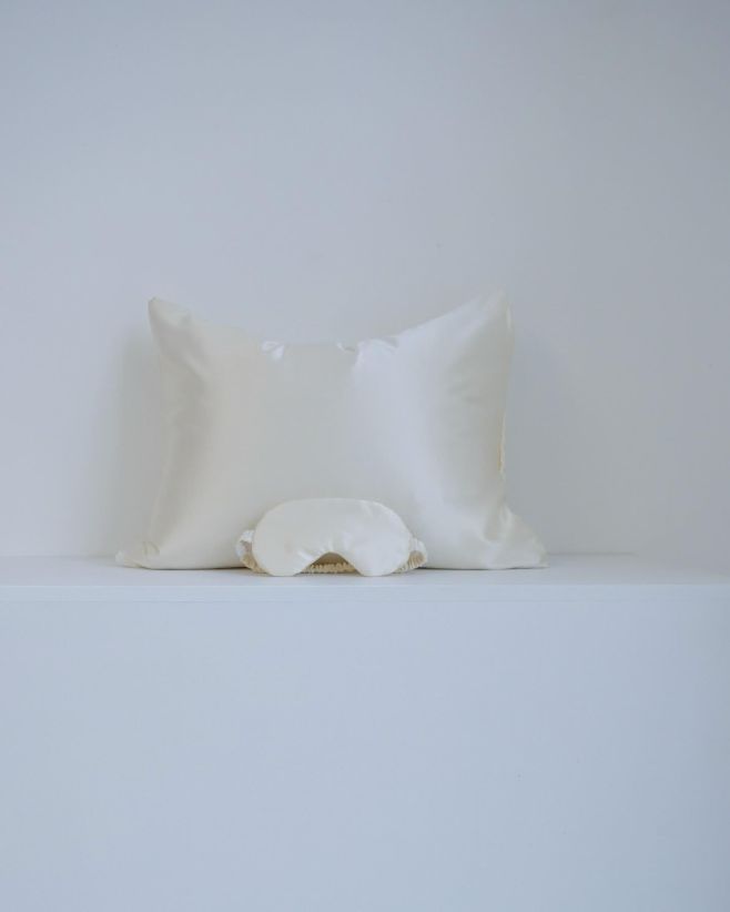 Spánek, který hladí. Pravé hedvábí 🤍 #silk #silkpillowcase #hedvábí #hedvabnevlasy