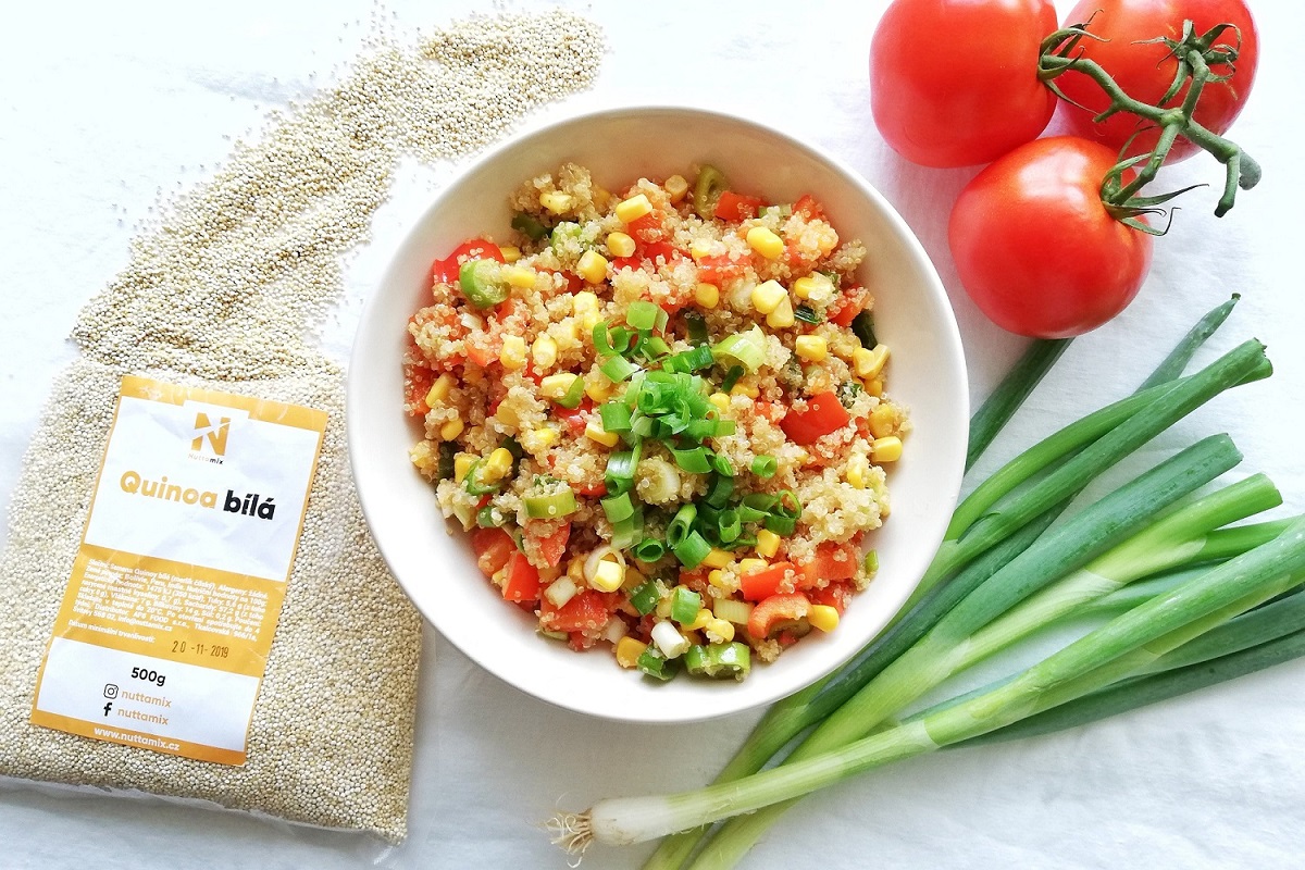 Recept: Letní quinoa salát s restovanou zeleninou