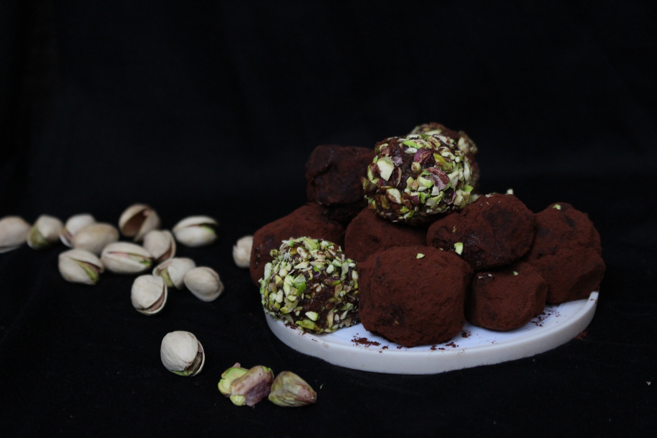 Recept: Pistáciové čokoládové kuličky z datlí a kakaa