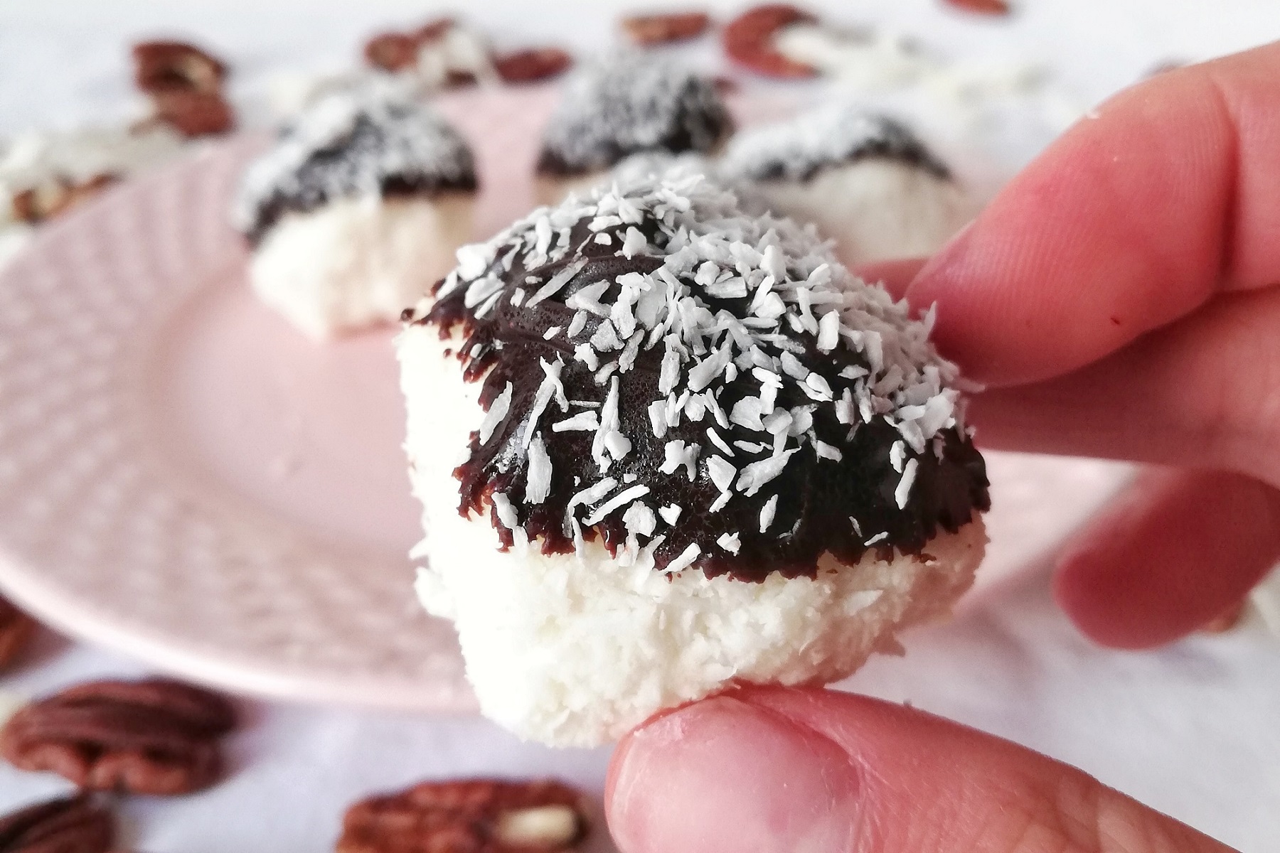 Recept: Vánoční zdravé kokosové kuličky s hořkou čokoládou