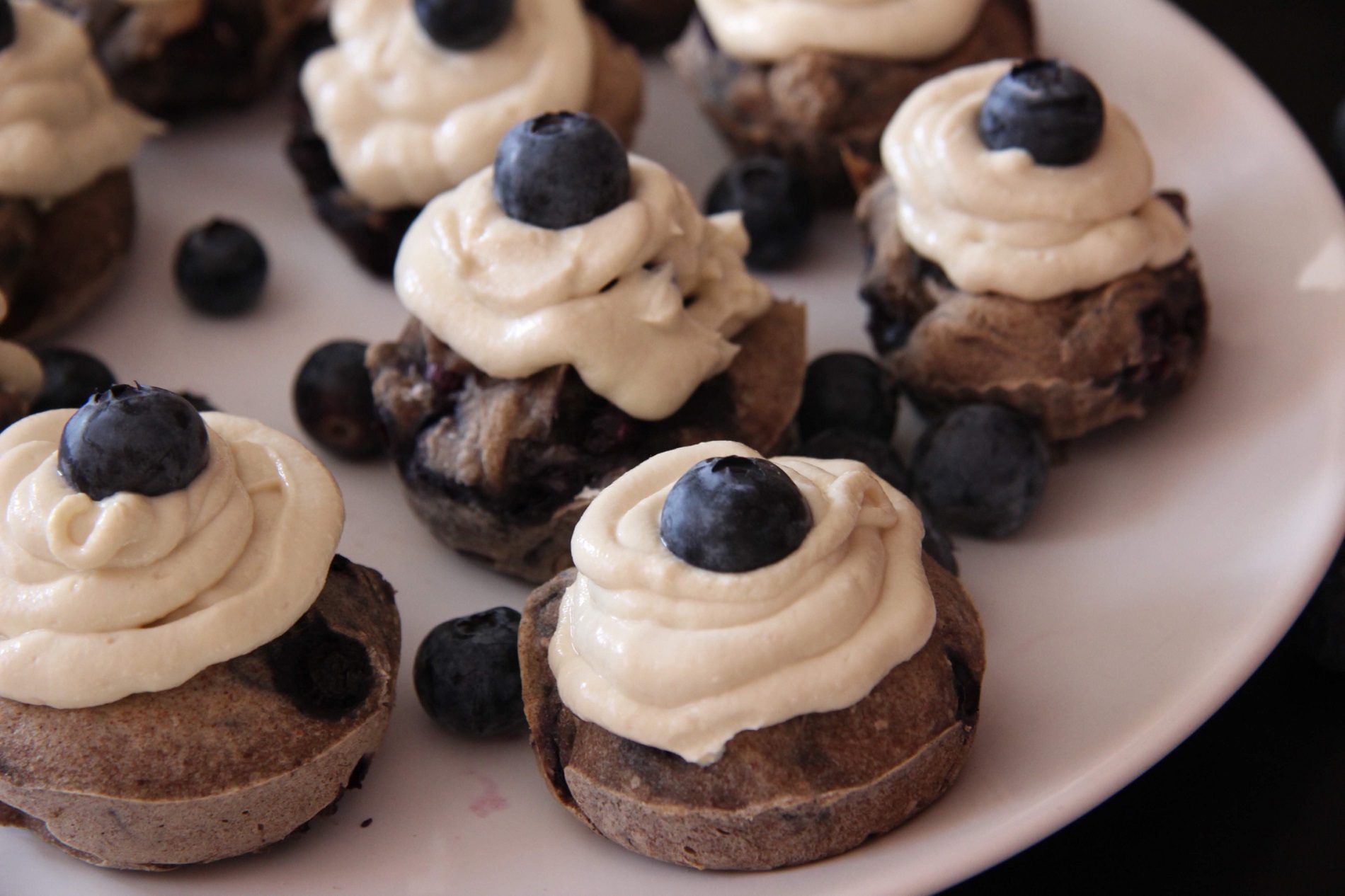 Recept: Proteinové borůvkové muffiny s vanilkovým krémem.