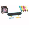 Skateboard prstový šroubovací plast 9cm s doplňky 4 barvy v krabičce 14x14x4cm