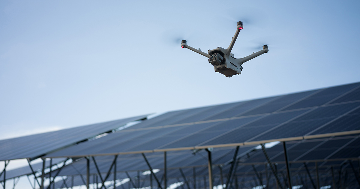 Dron na inšpekciu fotovoltiky – ako termokamera odhalí poruchy, ktoré vidieť nie je