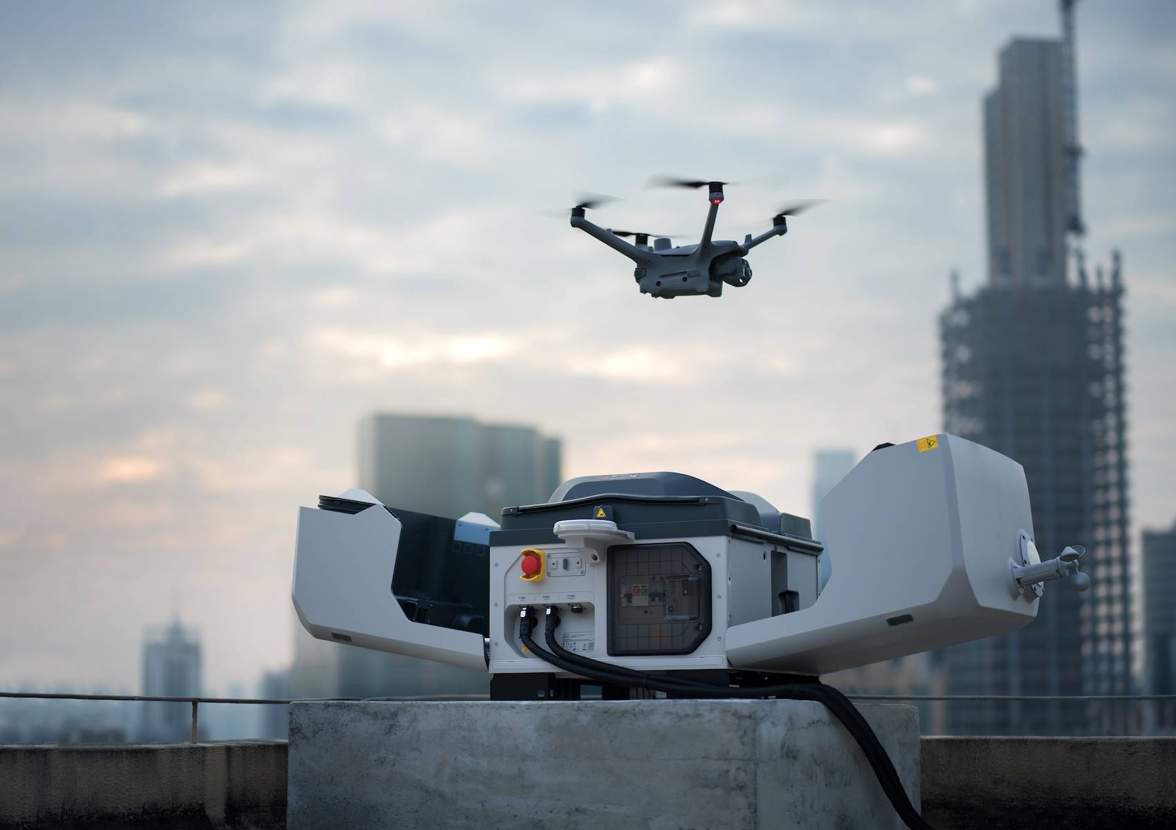 DJI Dock 3 pri fixnom nasadení v mestskej zástavbe