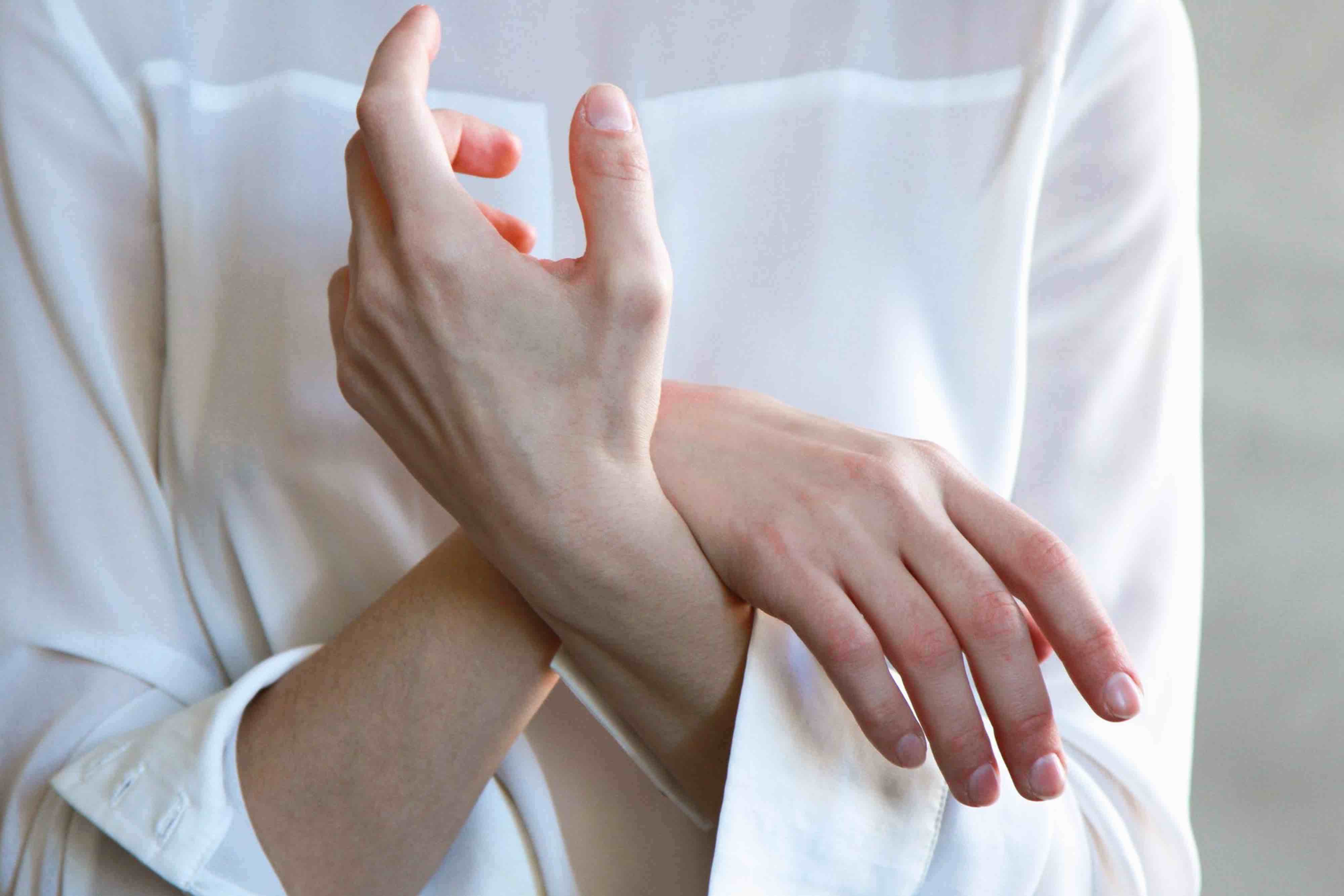 Ako sa zbaviť zlozvyku praskania prstov v kĺboch?