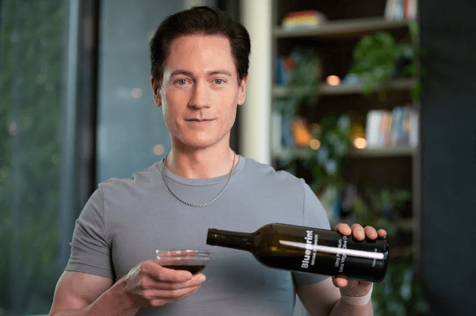 Jaké longevity doplňky používají miliardáři jako Jeff Bezos, Bryan Johnson a David Sinclair?