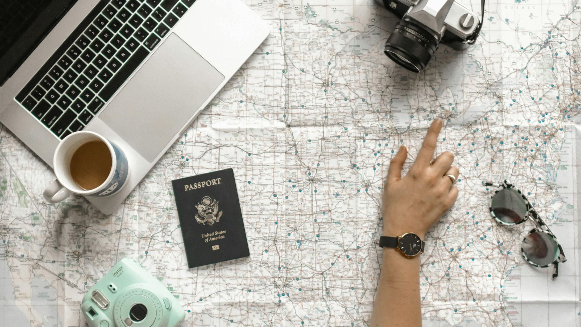 Ako udržať energiu počas dlhých letov a zvládnuť tráviace problémy na dovolenke?