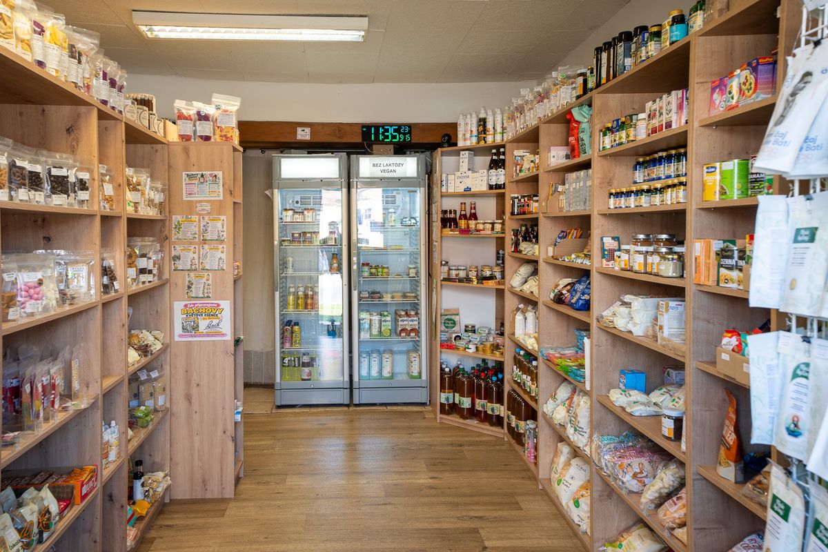 Interiér prodejny zdravé výživy DS Market Slušovice s regály a chladicími vitrínami